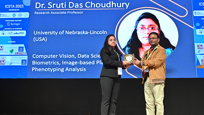 Sruti das Choudhury receives award