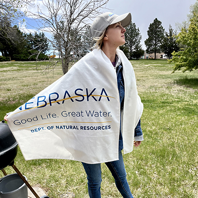 Alexa Davisin in a NeDNR banner