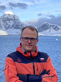 Dr. Jakub Holuša