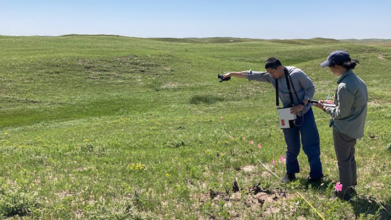Ran Wang demonstrates use of a spectrometer