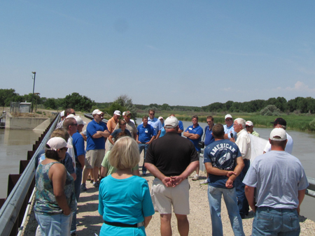 – Water Leaders Academy participants listen to John Lawson, US Bureau of Reclamation (retired), describe the Whalen Diversion Dam on the Platte River